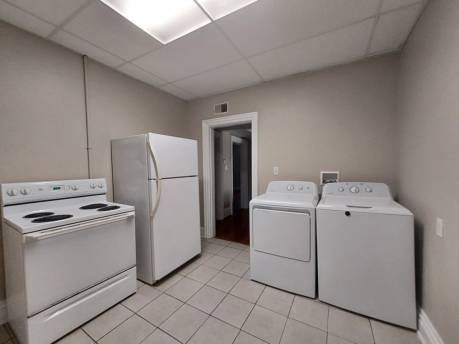 2 Bedroom,, 1 Bathroom Apartment — Photo 2