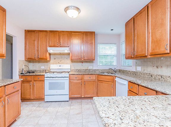 4th image of 1015 Sheridan Dr