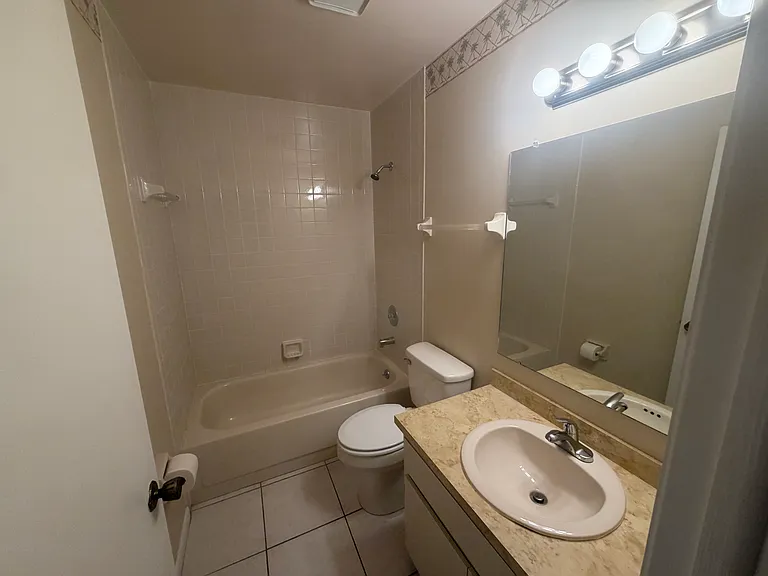 610 SW 47th Ter #6 — Photo 13
