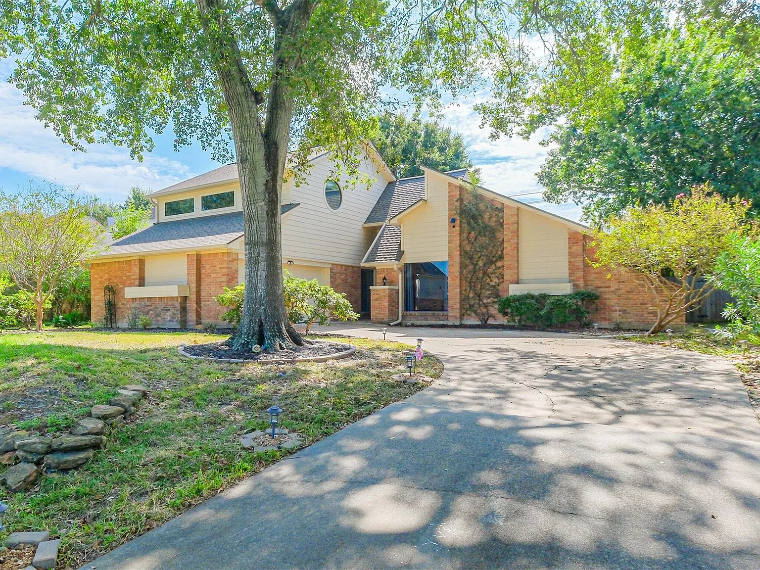 3 bed, 2.0 bath, 2660 sqft, $3,100 — Photo 1