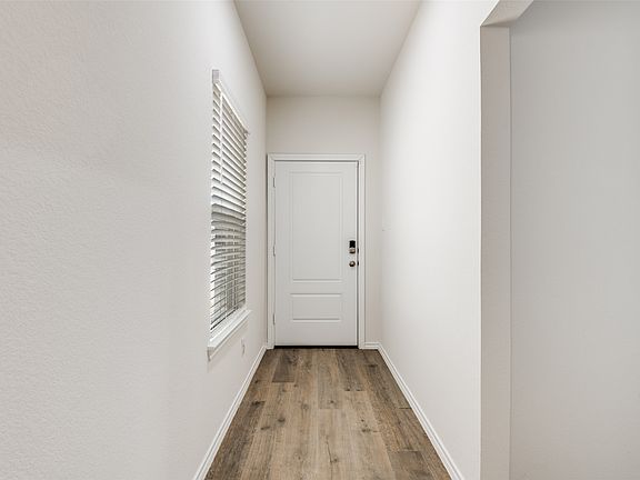 4th image of 918 Country Rd