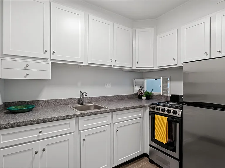 112 Washington Pl #4J — Photo 14