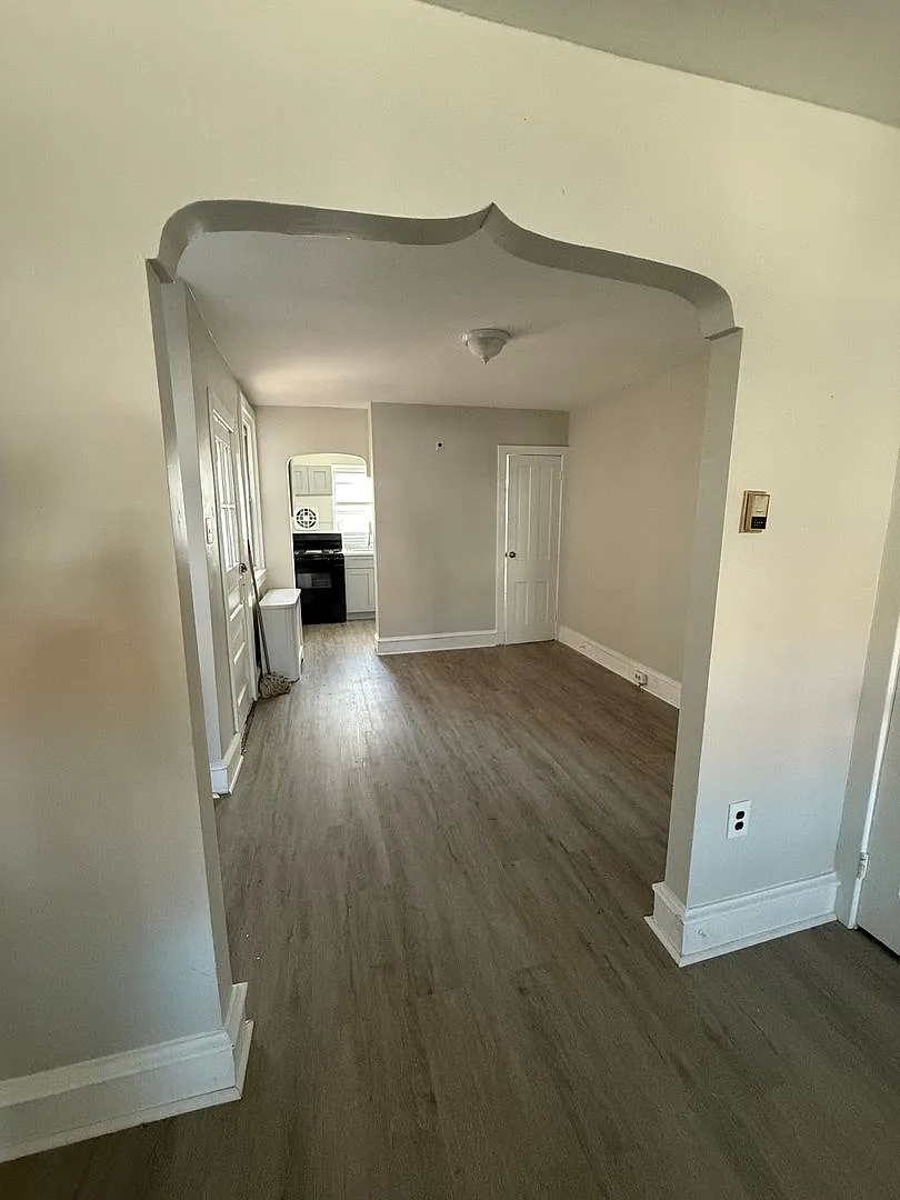 Newly Renovated 3BR with Front Porch Available Oxford Circle Area! — Photo 4