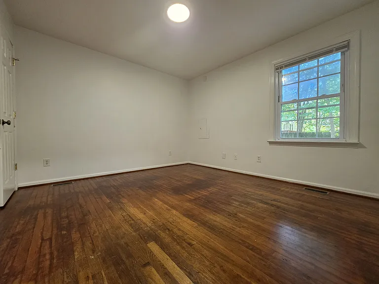 109 N State St — Photo 10