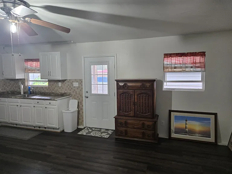 134 Whitman Cir — Photo 2
