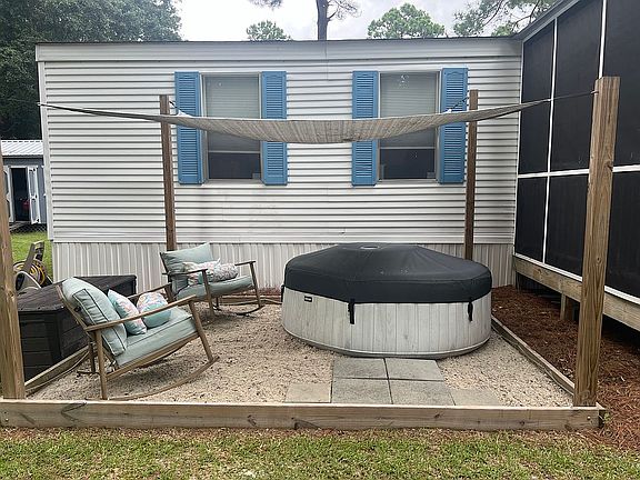 4-person inflatable hot tub