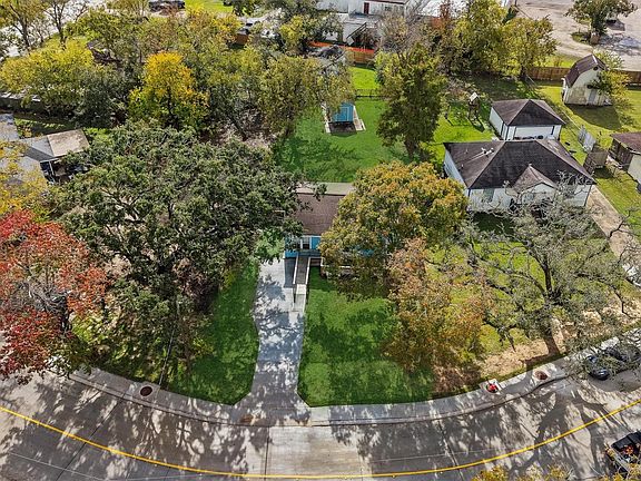 2nd image of 216 N Shady Oaks Street