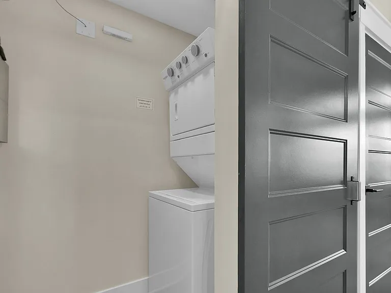 Beautiful luxury apartments available close to downtown! — Photo 17