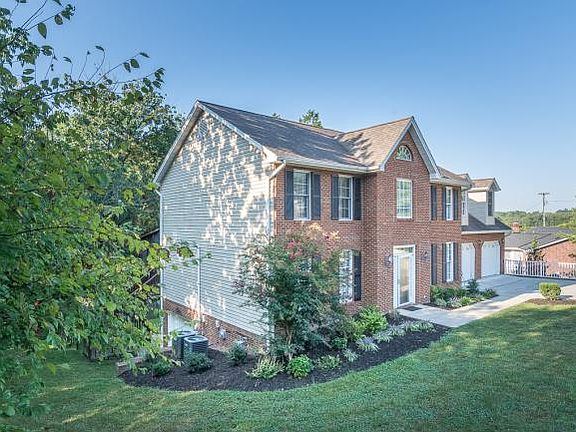 3rd image of 2725 Berkshire Ln