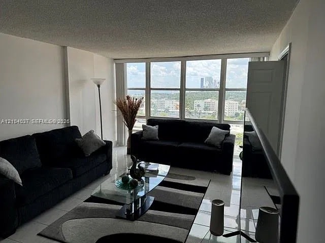 Avant Garde Condo — Photo 3