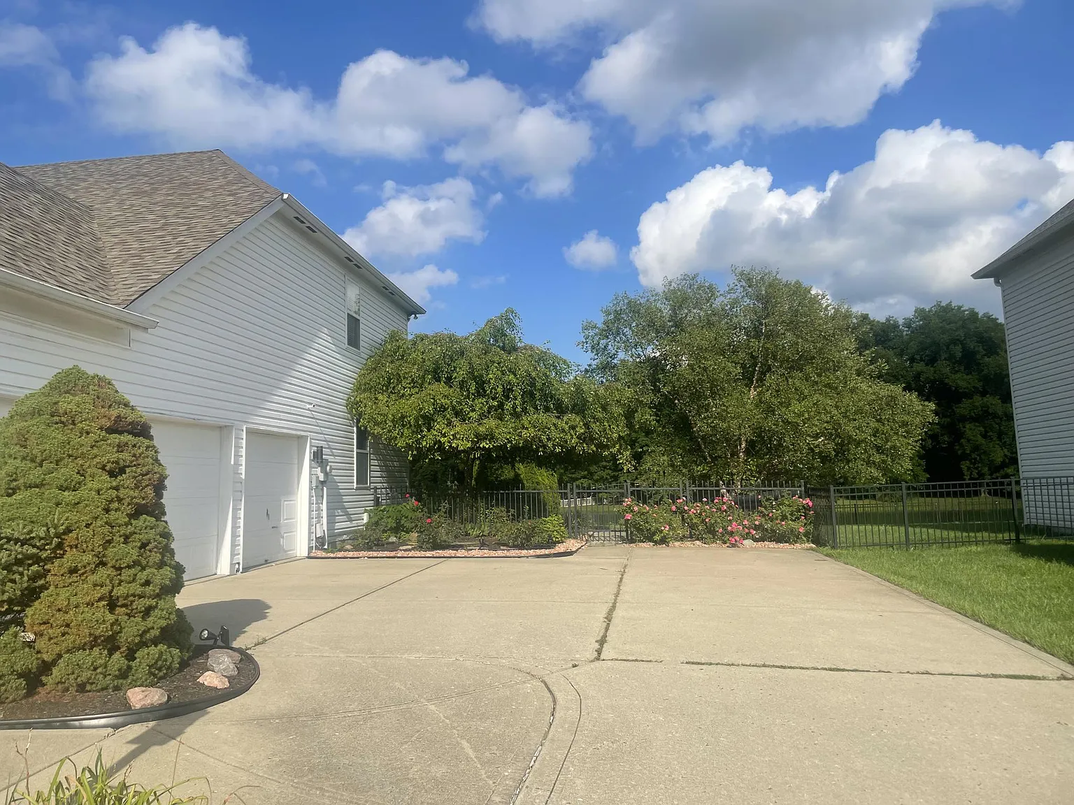 4 bed, 4300 sqft, $3,500 — Photo 3