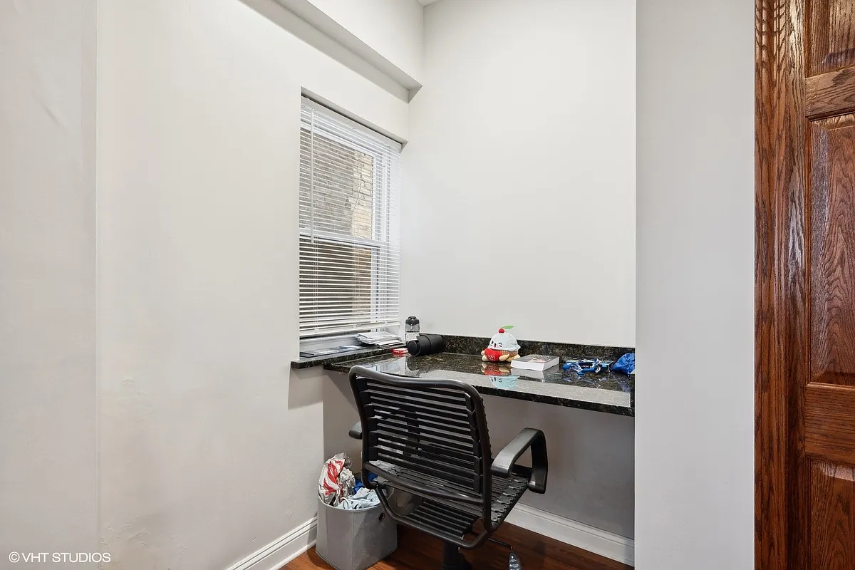 Building Photo - 116 W Grand Ave #2