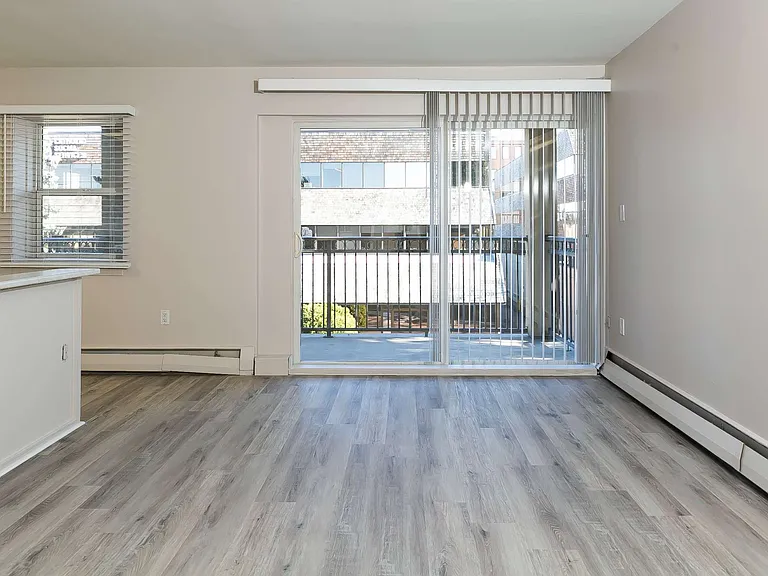 12507 Stony Plain Rd NW — Photo 5