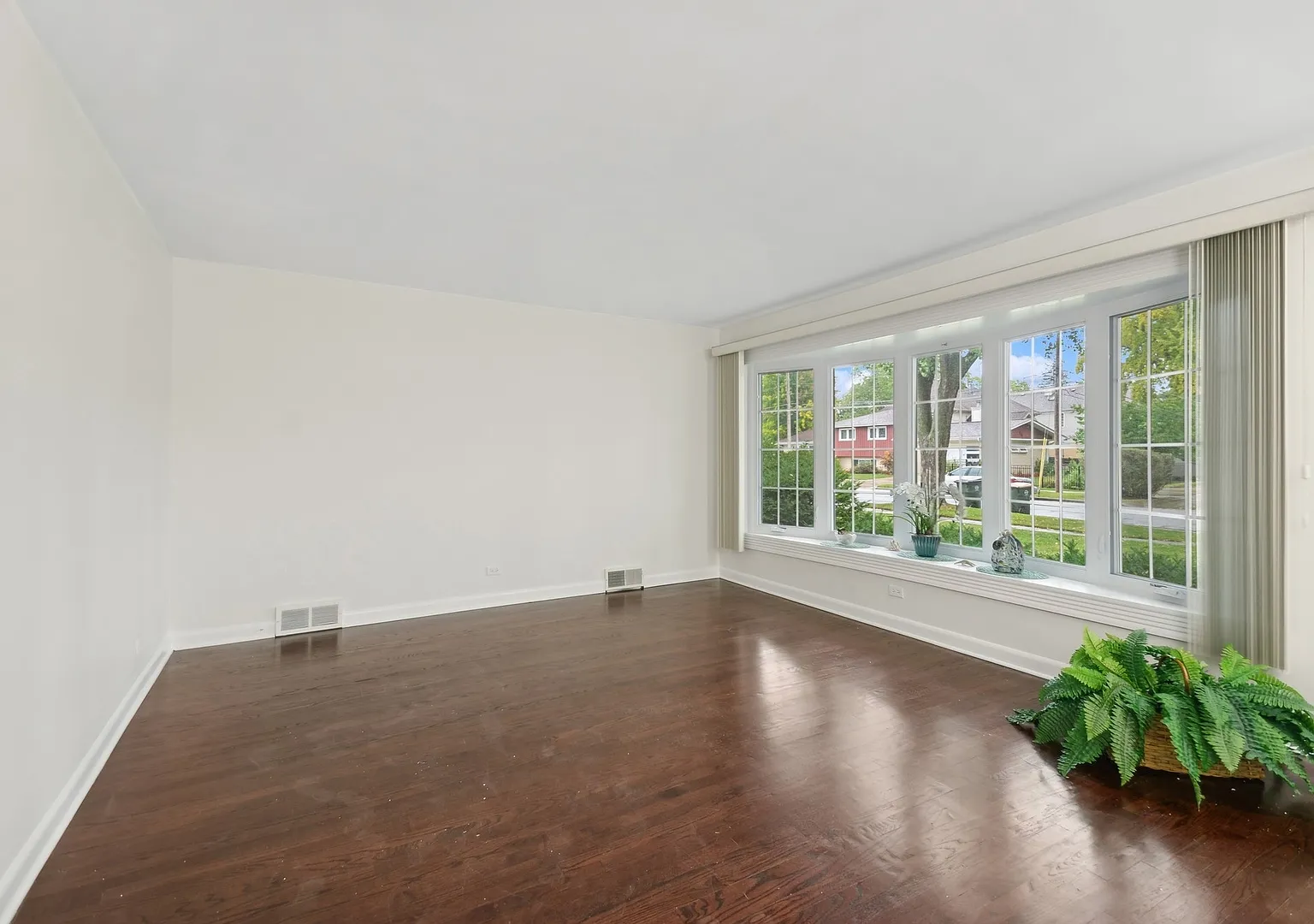 4 bed, 2400 sqft, $4,000 — Photo 2