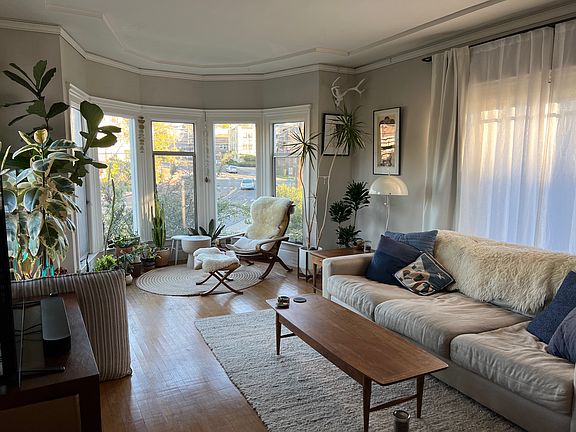 Huge Living room with bay window