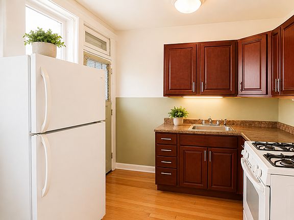 2nd image of 1220 W Victoria St #3