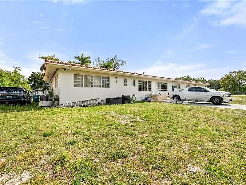 Sunny Isles Inland — Photo 2