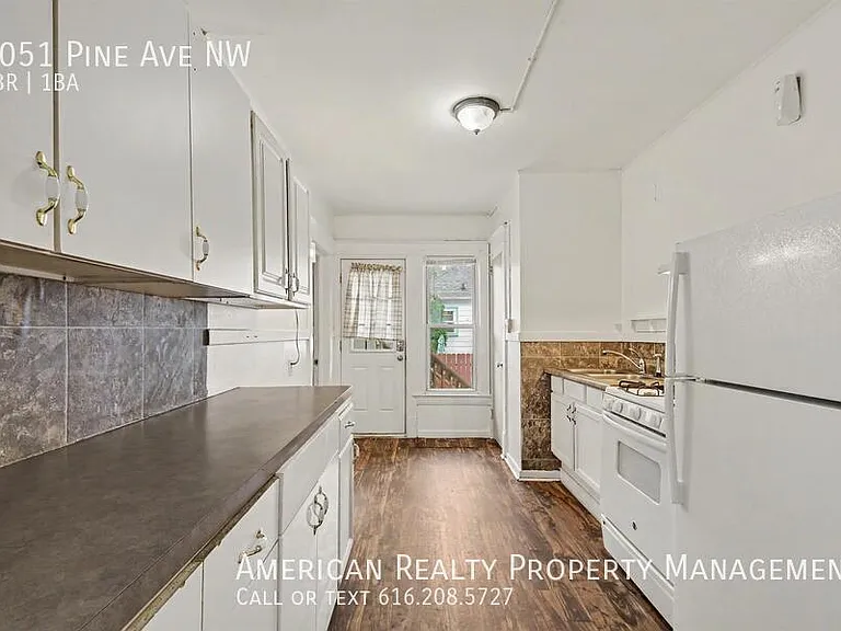 1051 Pine Ave NW — Photo 3