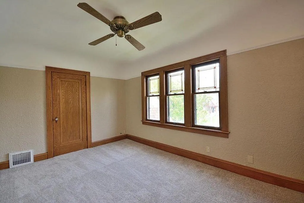 1 bed, 1025 sqft, $1,250 — Photo 2