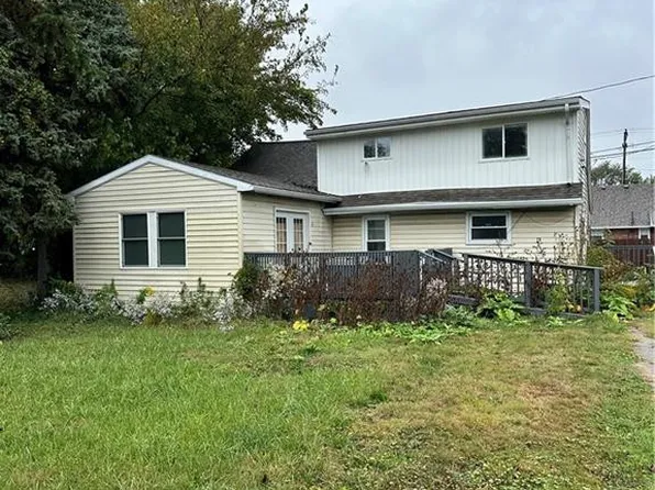 2745 Edwin St, Oregon, OH 43616