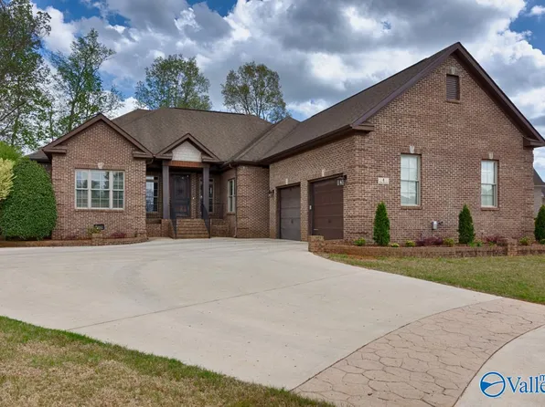 4 Holly Berry Ct SW, Huntsville, AL 35824