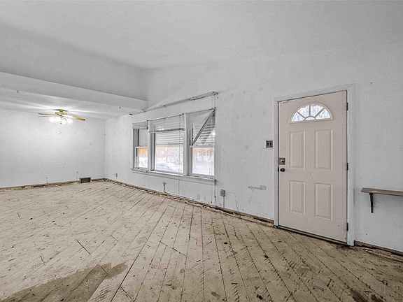3rd image of 7427 Wellington Ave