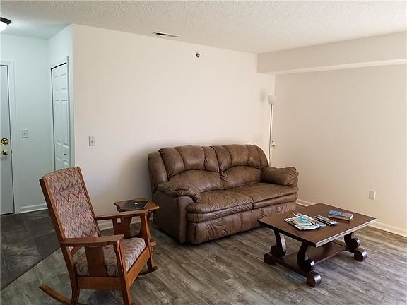 5th image of 12102 Pinehurst Ln