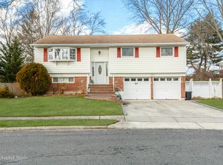 9 Wicks Dr, Commack, NY 11725