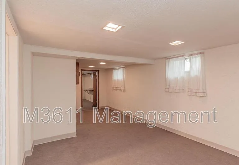 446 E St — Photo 11