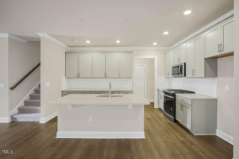 3 bed, 3.0 bath, 2433 sqft, $2,295 — Photo 2