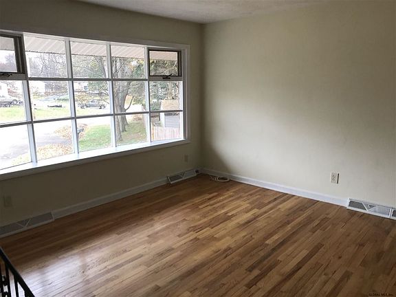 2nd image of 38 Brenda Ct
