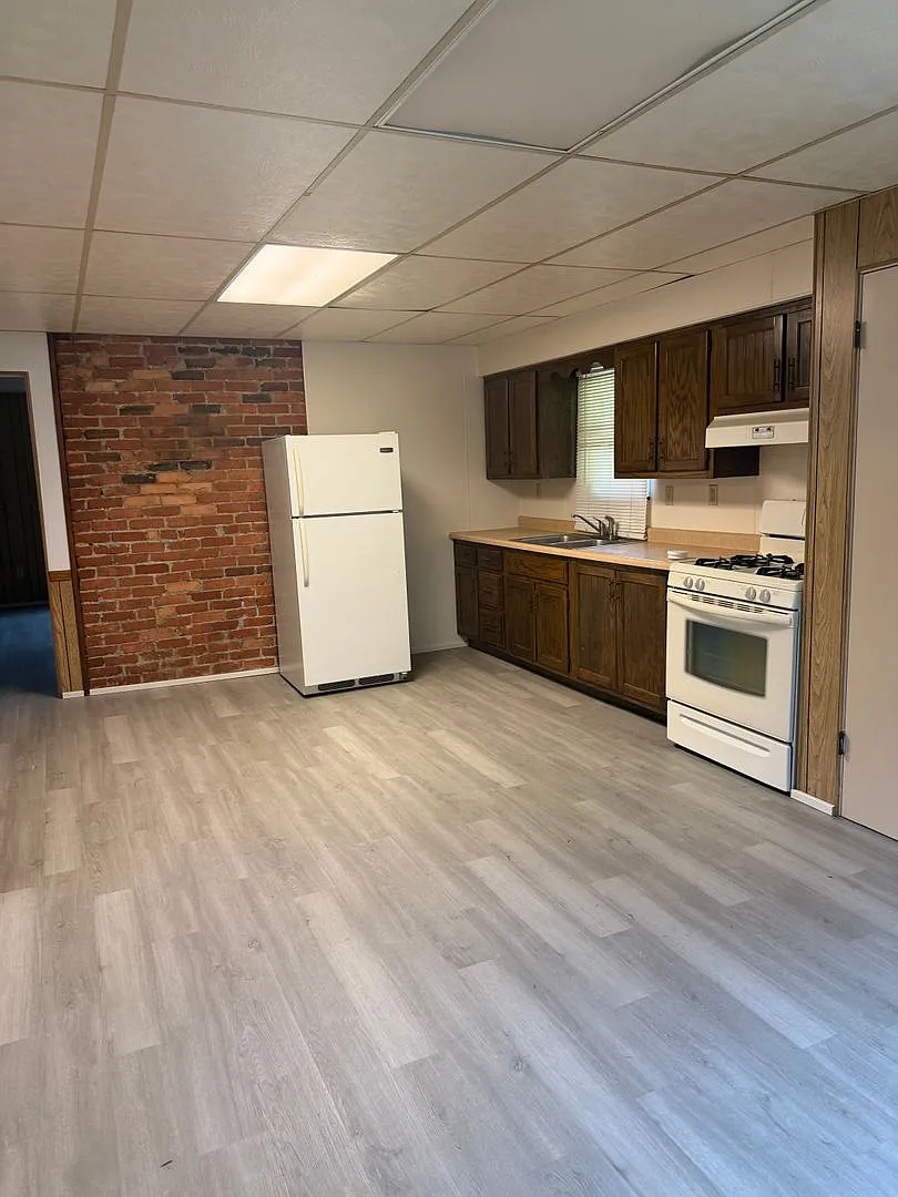 451 Center St — Photo 2
