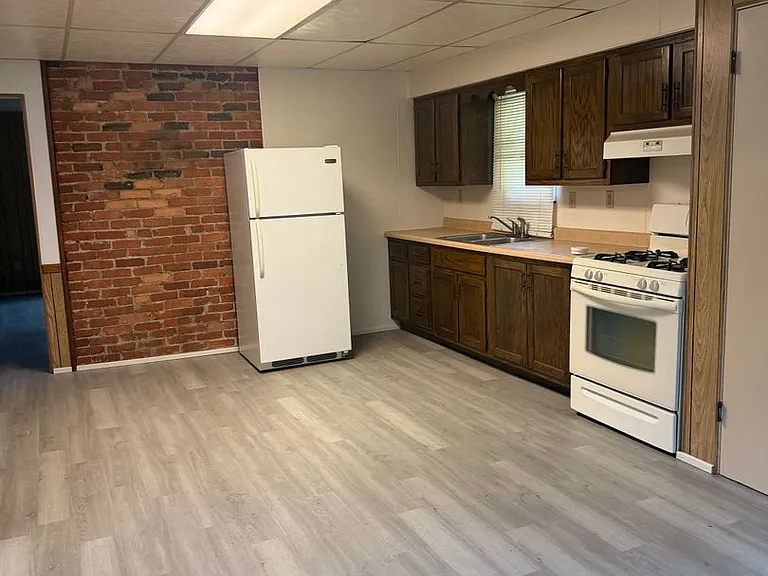 451 Center St — Photo 2