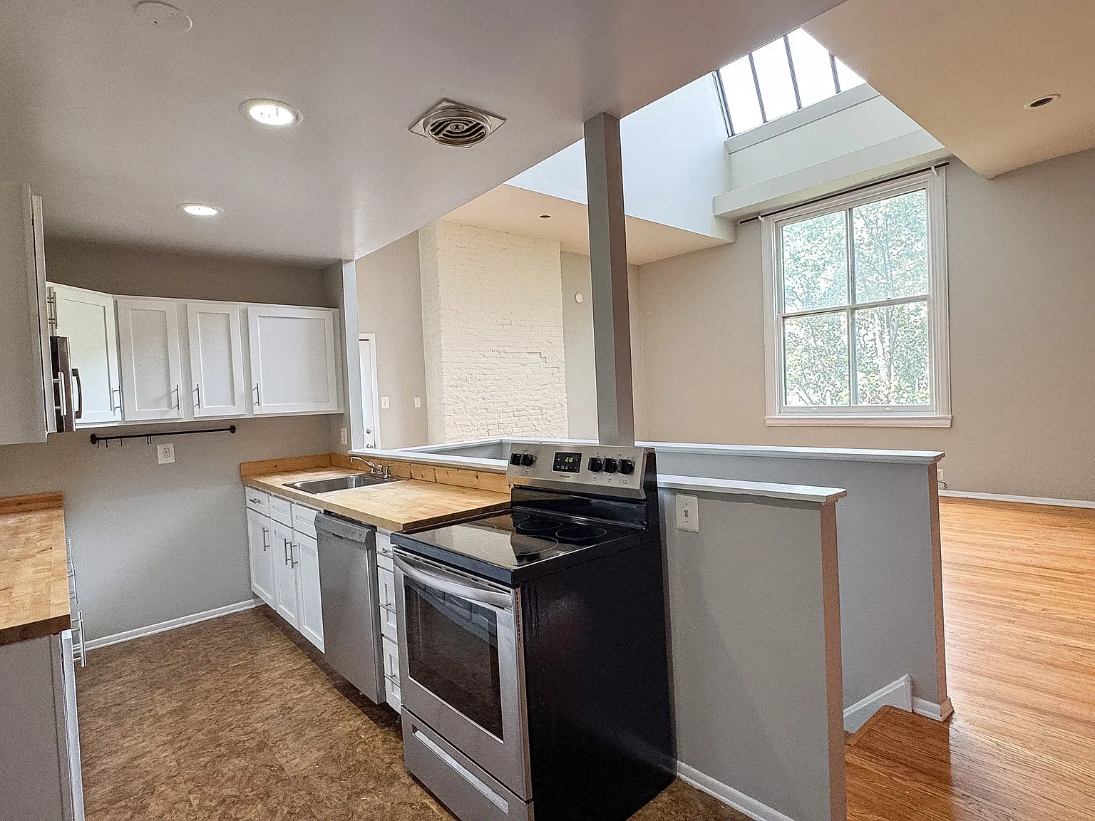 1 bed, 1.5 bath, 950 sqft, $2,495 — Photo 2