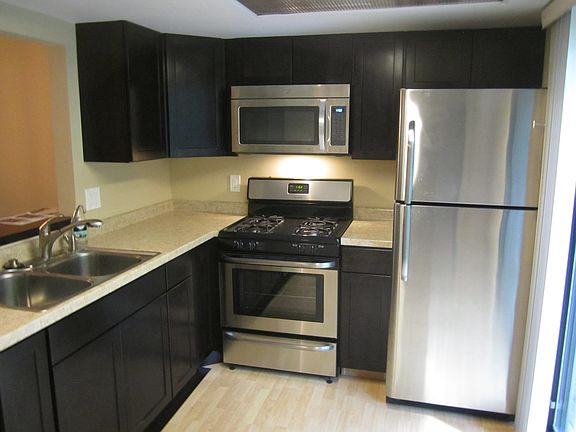 New Kitchen w/gas.  All SS 