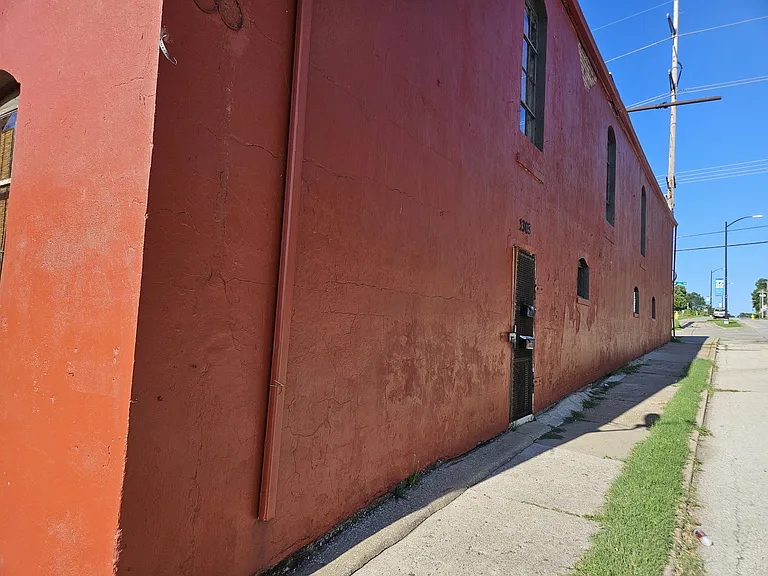 1303 W College St — Photo 45