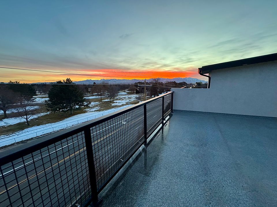 Very Large Private Roof Top Deck
- Valley & Mountain Views on the left and right 
- Trees and grass looking straight out