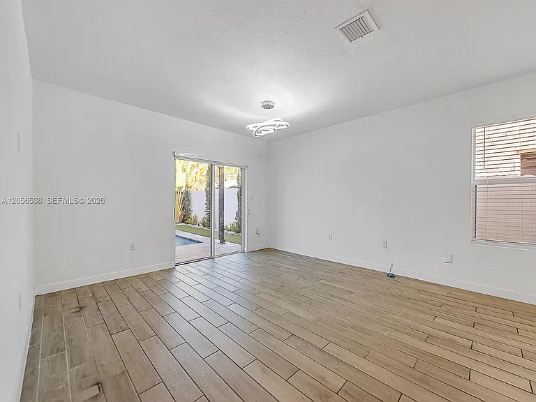 501 NE 6th Ct — Photo 17