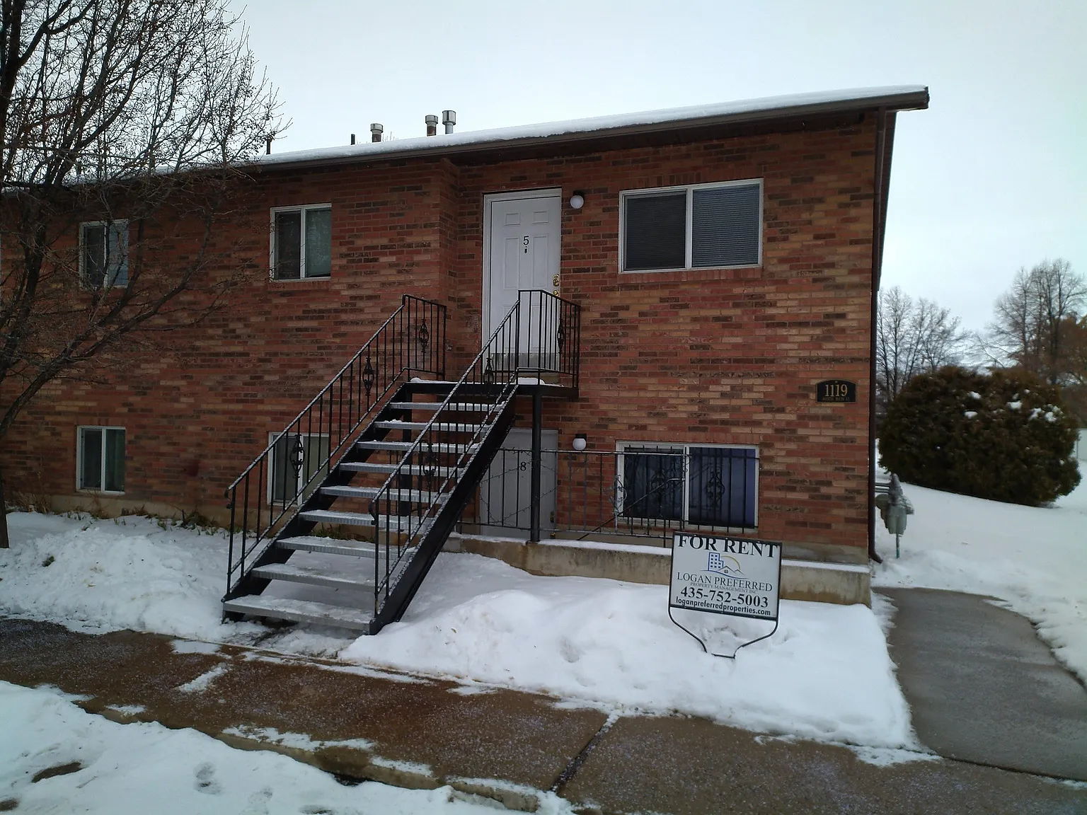 2 Bed 1 Bath Apartment in Logan — Photo 1