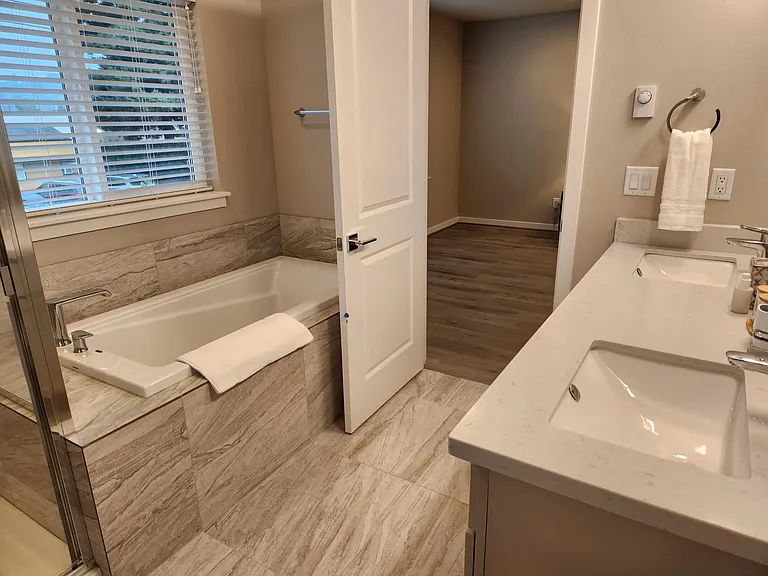 538 Shattuck Ave S — Photo 18