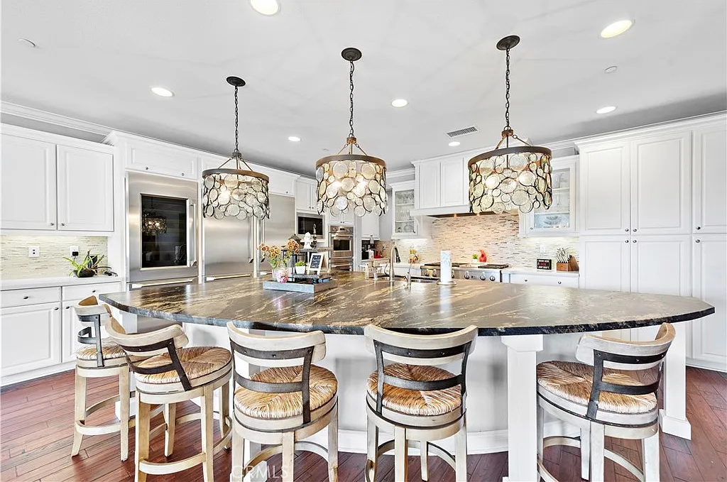 5 bed, 5.5 bath, 4186 sqft, $9,500 — Photo 4