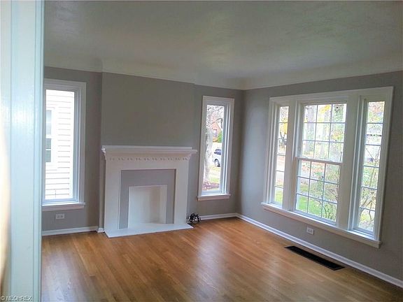 5th image of 14517 Hollywood Ave