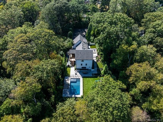20 Tall Tree Court, Cold Spring Harbor, NY 11724