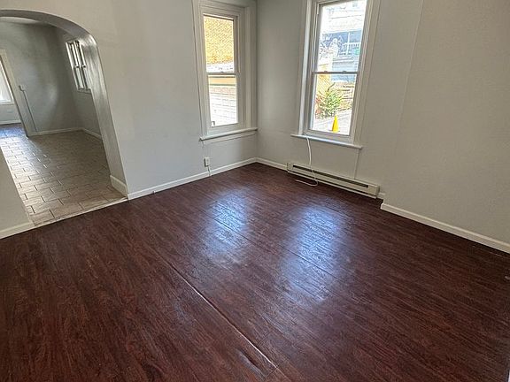 3rd image of 913 W Chew St Floor 1
