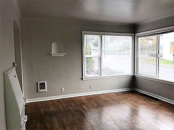 5th image of 2322 Burwell St #B