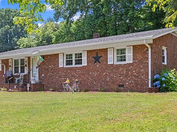 3rd image of 630 Dogwood Cir