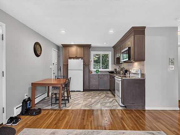 5th image of 30 Jacqueline Rd APT D