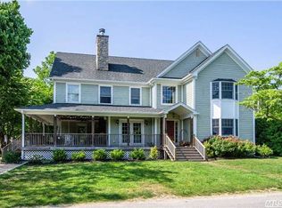35 Lawrence St, Greenlawn, NY 11740