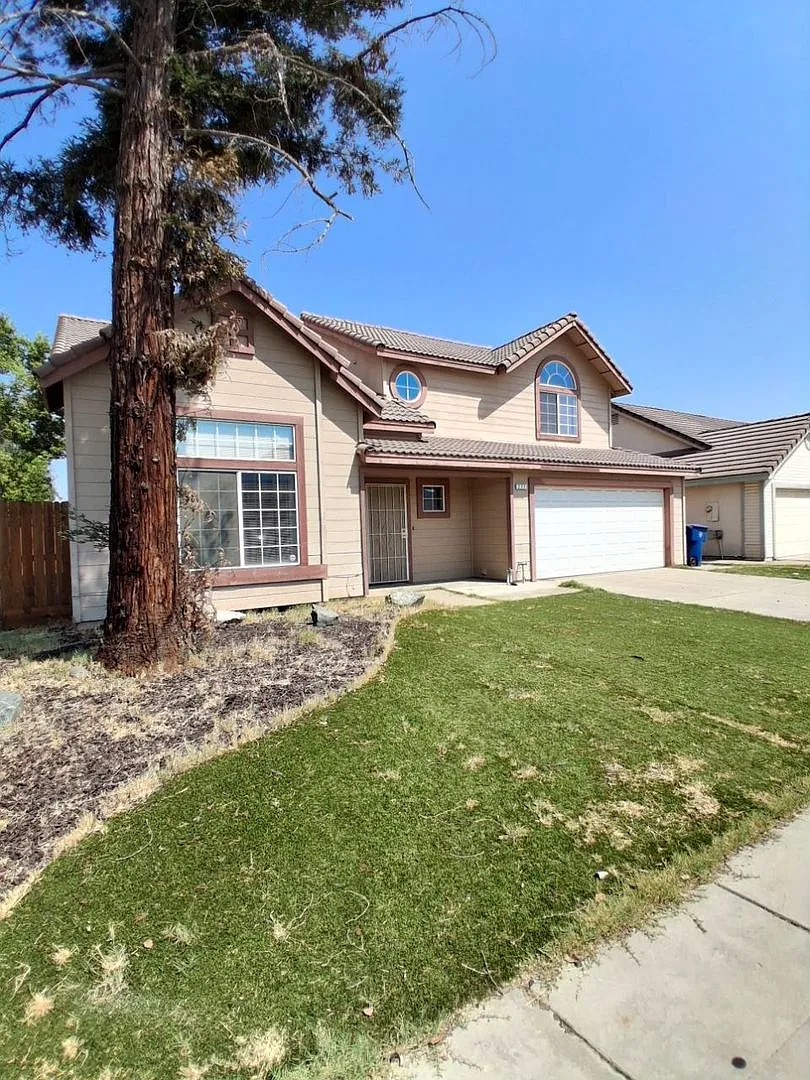 Clovis Charmer: A Two-Story Home in Clovis, CA! — Photo 3