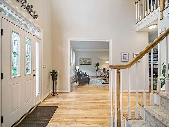 5th image of 5913 Graburns Ford Dr